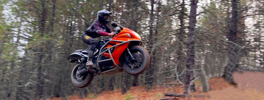 Un piloto se ha tomado muy en serio el enduro. Ha alistado una Suzuki Hayabusa hasta arriba para volar monte a través