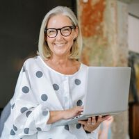 Si tienes más de 55 años y estás buscando trabajo, estas son las claves de una consejera profesional para conseguirlo