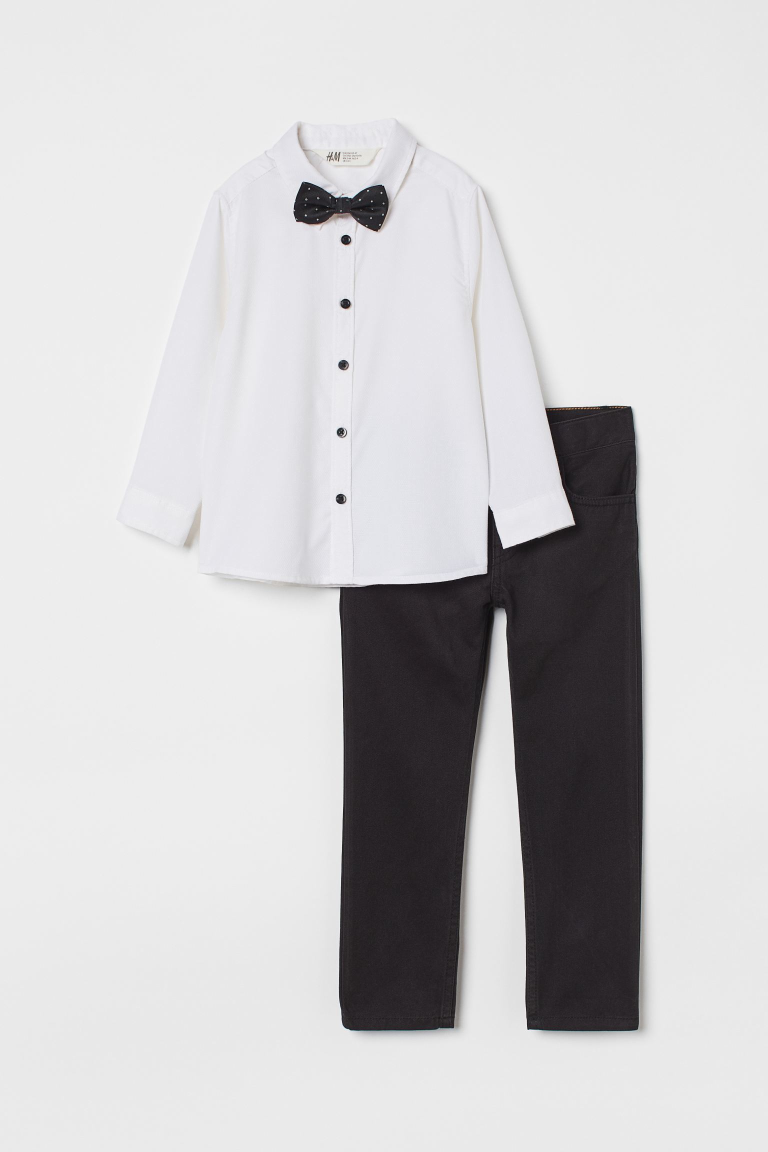 Conjunto de tres piezas. Camisa de algodón con cuello clásico, pantalón de corte ajustado en sarga de algodón con cinturilla elástica ajustable y pajarita de tela con tira elástica ajustable
