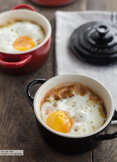 Huevos al horno con falso pisto y provolone. Receta