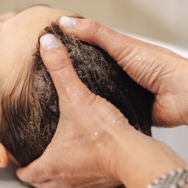 Katrina Riera, experta capilar: "El lavado no provoca la caída capilar: simplemente hace más visible el cabello que ya estaba en fase de desprendimiento. Por ello, la frecuencia debe adaptarse a las necesidades"