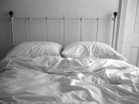 Muere un bebé aplastado en la cama de sus padres (sin embargo es mentira)