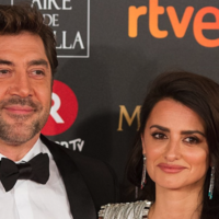 Javier Bardem ha dicho que en su casa uno de los dos siempre está con los niños. La ciencia lleva 60 años discutiendo si eso es bueno 