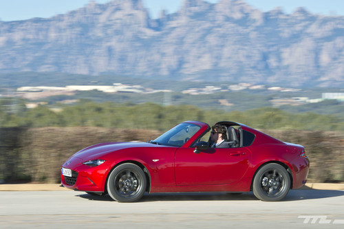Por fin probamos el Mazda MX-5 RF, un deportivo que transmite felicidad y conquista con su silueta 