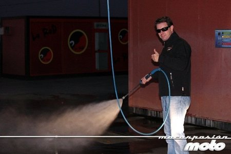 Lavando el manos libres de moto