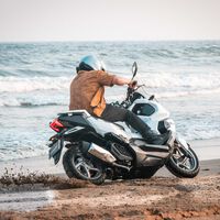 El SYM ADX 125 es un nuevo scooter-trail de 12 CV que quiere ser el SUV de las 125 cc por 4.299 euros