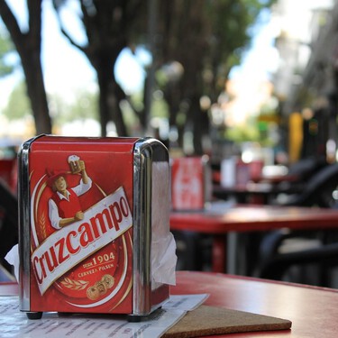 Los bares se enfrentan a pérdidas millonarias con la nueva ley del alcohol que prohíbe patrocinios de cerveza, afirman los hosteleros