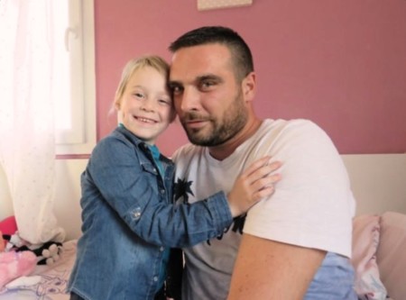 Sus compañeros de trabajo le cedieron sus vacaciones para que pudiera tener 350 días para cuidar de su hija con cáncer