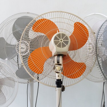 Es sencillo truco para no pasar calor en casa sin aire acondicionado es usar dos ventiladores: así debes colocarlos
