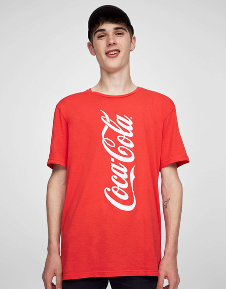 Pull&Bear en retro-pop: así es su colección con Coca-Cola para este verano