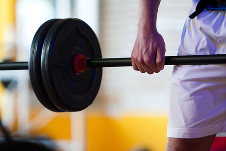 Trabajar con barra en el gimnasio