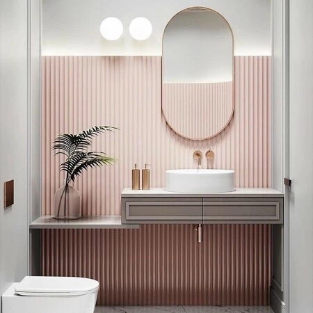 Tendencia en el baño; relieves y líneas verticales en las baldosas que dinamizan y aportan un nuevo elemento en el cuarto de baño
