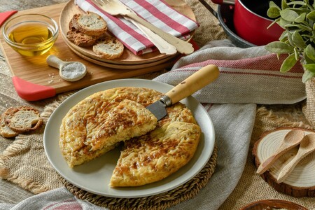 Tortilla de patatas con cebolla caramelizada: un toque dulce para tu pincho favorito