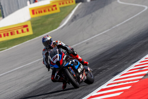 Toprak Razgatlioglu se estrena con BMW culminando una remontada épica y Álvaro Bautista rescata un podio 