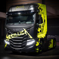 Mientras Taylor Swift va en avión privado a por el pan, Metallica usará camiones eléctricos para su gira. Si encuentran cargadores