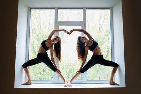Yoga en San Valentín: los 17 asanas que podemos practicar en pareja
