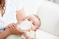 Los bebés que toman leche artificial tienen más riesgo de padecer enfermedades del corazón en la edad adulta 