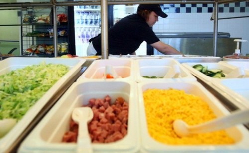 Monitores de comedor escolar aprenden a hacer compost con los restos orgánicos de los menús de los alumnos
