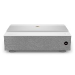 El proyector láser V6000 de BenQ 4K sustituye al televisor del salón con una gran pantalla proyectada inmersiva de 100”. Al contar con un factor de proyección ultrabajo, se puede colocar simplemente en un armario frente a una pared o pantalla sin tener así que guardarlo después.
