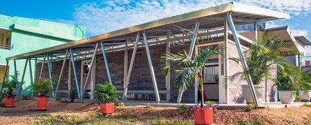 Casa levantada con ladrillos plásticos
