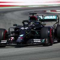 Lewis Hamilton consigue su 92º pole position y Carlos Sainz saldrá séptimo en Barcelona, pero con sabor agridulce