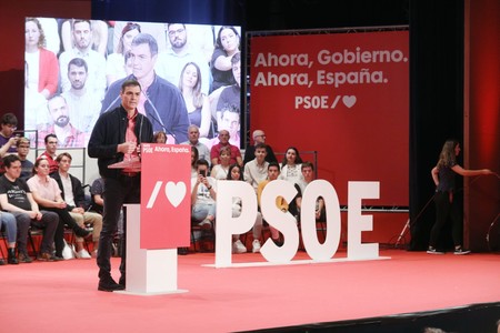 EL PSOE promete disparar el gasto público si vuelve al Gobierno