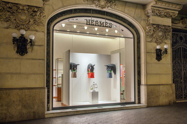 Chema Madoz para Hermès: cuando los escaparates se convierten en obras de arte