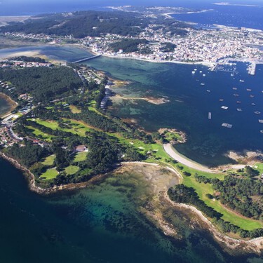 El destino más exclusivo de Galicia para este verano es una isla paradisíaca con aguas termales y una aldea hobbit 
