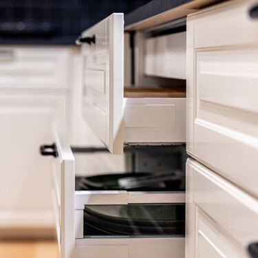 El 16 de octubre llega a Lidl la solución más práctica y compacta para organizar las tapas de las ollas en cajones y armarios: es extensible y cuesta menos de 6 euros  