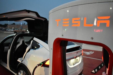 Supercargador Tesla y coche Tesla Model X