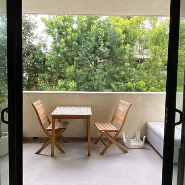 Los dueños de esta terraza abandonada le dieron un vuelco radical: "Pese al reducido tamaño creamos una zona de estar, otra de comedor y una zona de bar"