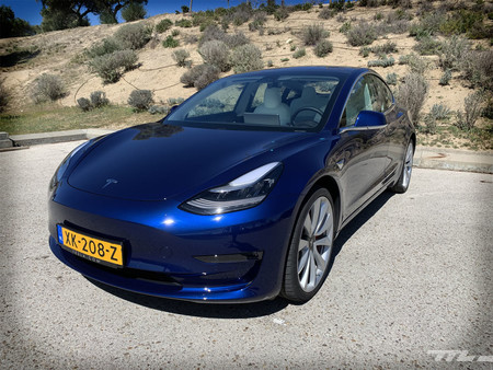 Los coches eléctricos de Tesla comienzan a hablar, y Elon Musk asegura que podrán comunicarse con los peatones