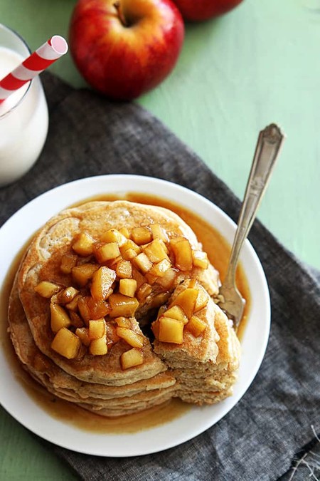 Hot cakes de manzana con canela. Receta fácil para el desayuno