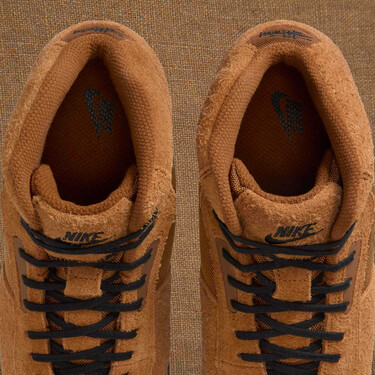 Parecen unas botas de senderismo, pero estas zapatillas de Nike y Stüssy son un clásico de los 90 en color chocolate que conquistarán el otoño 