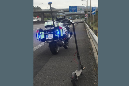 Cazada una mujer en patinete eléctrico, cruzando una mediana y circulando por una autopista gallega