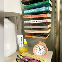 Ikea tiene el accesorio perfecto para tener organizados los libros que estás leyendo al lado de la cama. Además decora 
