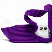 ¿Por qué Apple cobra 230 dólares por algo que parece una ‘media’? Así es el iPhone Pocket, el polémico accesorio 3D-tejido con forma de calcetín que internet ya convirtió en meme 