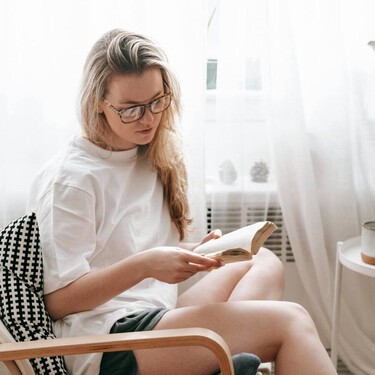 Así se monta un rincón de lectura acogedor usando solo lo que ya tienes en casa 