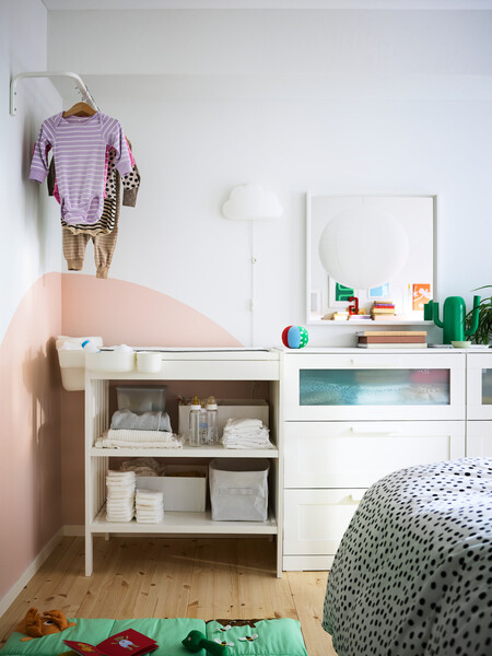 Cambiador y cómoda en un dormitorio