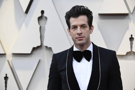 Mark Ronson se enfunda en la tendencia del pijama para los premios Óscar 2019
