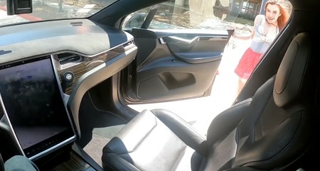 Más allá de lo S3XY: alguien ha abusado del Autopilot de un Tesla Model X para grabar un vídeo porno en marcha