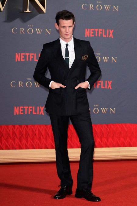 Matt Smith domina el traje a rayas como nadie en el estreno de The Crown en Londres