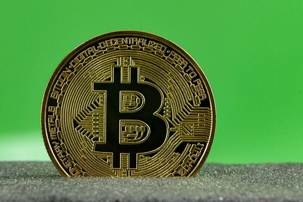 Bitcoin es de nuevo un cohete: roza los 57.000 dólares y alcanza niveles que no se veían desde noviembre de 2021