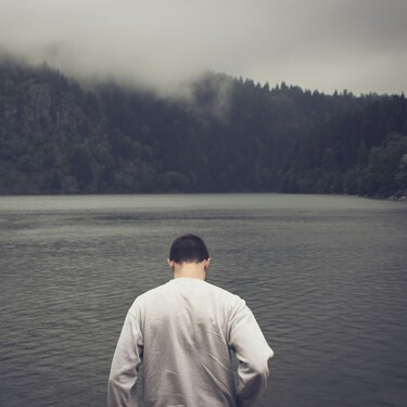 Los hombres que socializan poco enferman más, duermen peor, y se sienten menos valiosos: la batalla silenciosa contra la soledad de la que nadie habla
