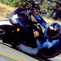 El único piloto que ganó en F1 con Porsche era tan alto que le tuvieron que hacer este engendro: una moto con el asiento a ras de suelo para tocar rodilla