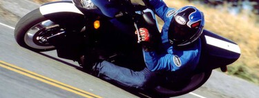 El único piloto que ganó en F1 con Porsche era tan alto que le tuvieron que hacer este engendro: una moto con el asiento a ras de suelo para tocar rodilla