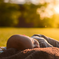 Dormir la siesta al aire libre tiene múltiples beneficios para la salud de los niños