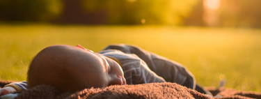 Dormir la siesta al aire libre tiene múltiples beneficios para la salud de los niños