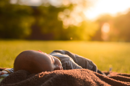 Dormir la siesta al aire libre tiene múltiples beneficios para la salud de los niños