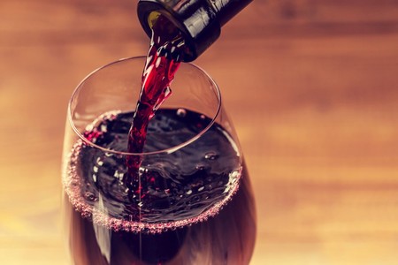 ¿Es saludable "esa copita de vino al día"?